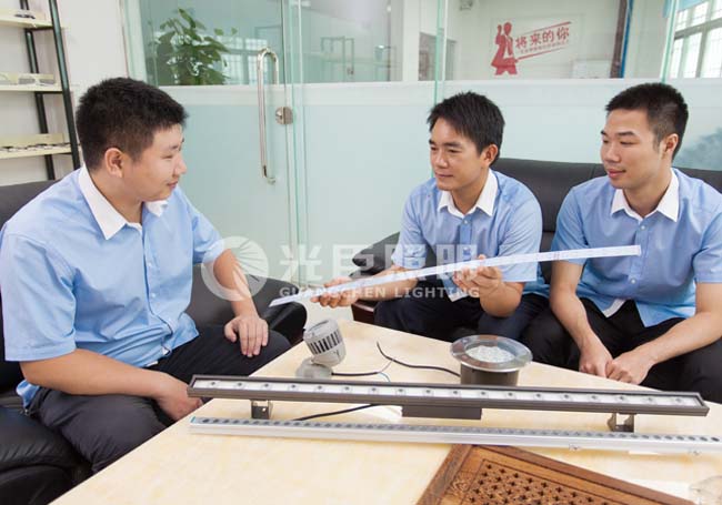 光臣照明工程師研討產(chǎn)品開(kāi)發(fā)