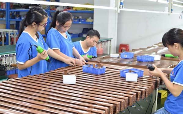 大功率洗墻燈生產(chǎn)場景