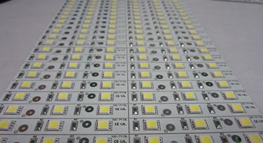 線路板的選擇也很關(guān)鍵，這里我們來說說光臣照明LED護欄管貼片用的線路板