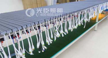 毫無減溫跡象 LED線條燈把光臣車間擠個水泄不通