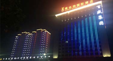 煙雨蒙蒙 LED線條燈效果依然清淅可見(jiàn)