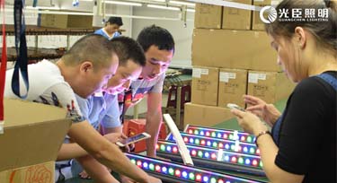 現(xiàn)場(chǎng)指導(dǎo)外貿(mào)公司客戶調(diào)試DMX512洗墻燈