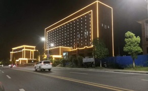 檢察院大樓亮化怎么做？金黃光線條燈打造大氣效果